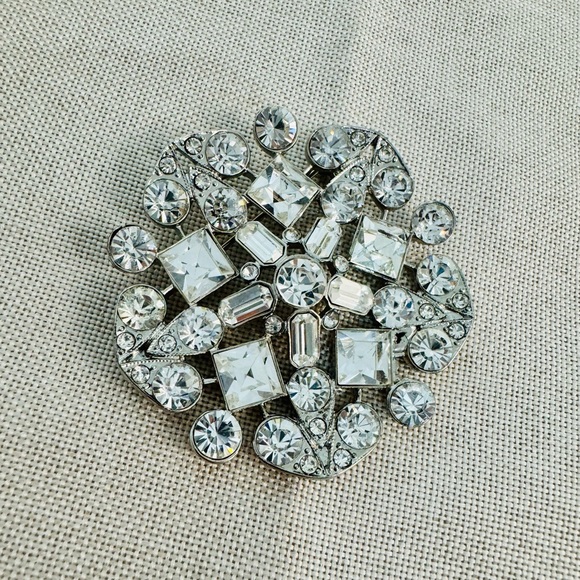 LRG Vintage Style Silver Crystal Brooch Sparkly Accessory - Picture 1 of 4